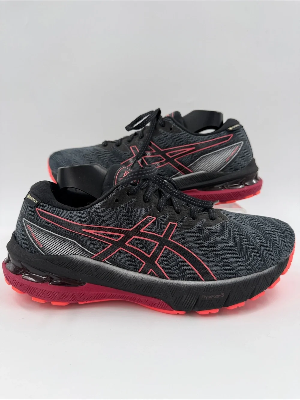 ASICS GT-2000 10 Women's Size 7 Black / Red Gore-Tex Waterproof Running Sneakers